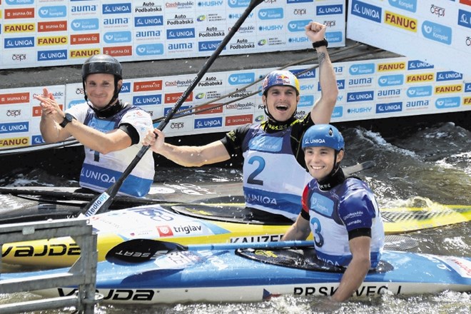 Slovenski kajakaš Peter Kauzer (v sredini) se je sredi Prage takole veselil naslova evropskega prvaka v slalomu v družbi...