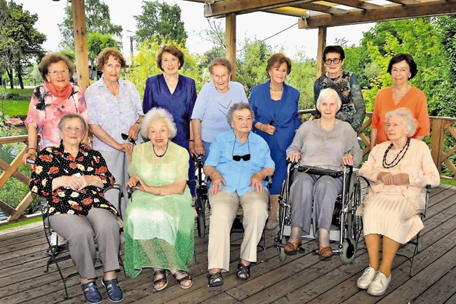 Sedemdesete obletnice mature 3. c razreda ljubljanske ekonomske šole se je udeležilo dvanajst sošolk.