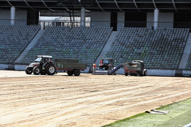 Družba CVP s podizvajalci odstranjuje iztrošeno travo in podlago na stadionu Stožice, ki jo bodo nato nadomestili z novo...