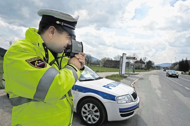 O radarskih meritvah hitrosti in policijskih kontrolah se vozniki obveščajo že od nekdaj. Že od opozarjanja z avtomobilskimi...