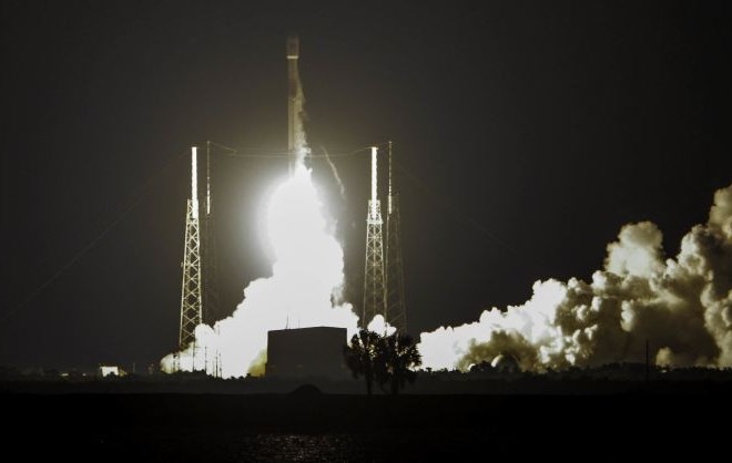 SpaceX preložil turistične polete okoli Lune