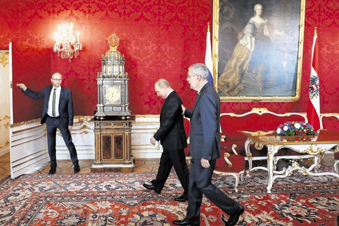 Predsednika Rusije in Avstrije Vladimir Putin in Alexander Van Der Bellen pred pogovori v dunajskih predsedniških sobanah.