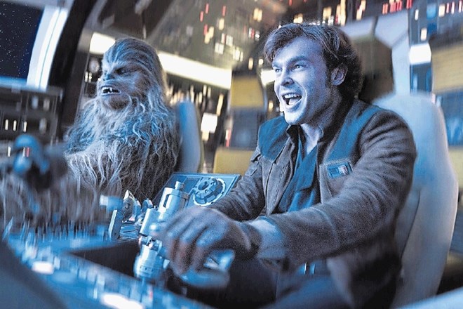 Novi Han Solo (Alden Ehrenreich) in novi Chewbacca (Joonas Suotamo) za krmilom legendarnega Milenijskega sokola