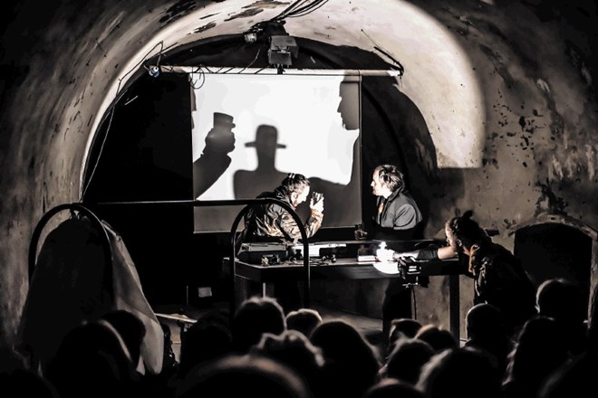 Predstava-instalacija Vražji triptih v režiji Matije Solceta se konča v tunelu pod grajskim hribom.