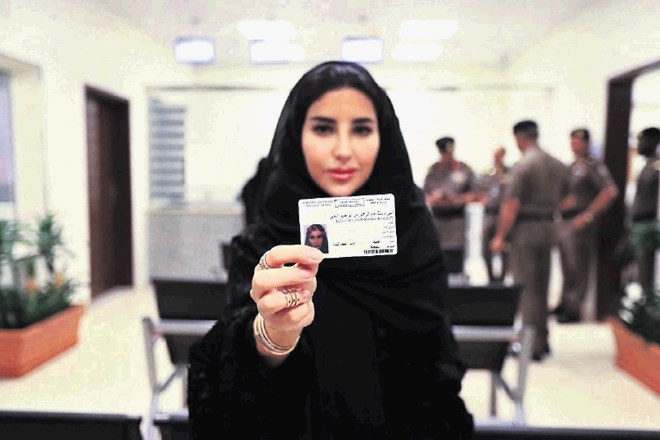 Esraa Albuti je bila v prvi izžrebani deseterici, ki je dobila novo vozniško dovoljenje.