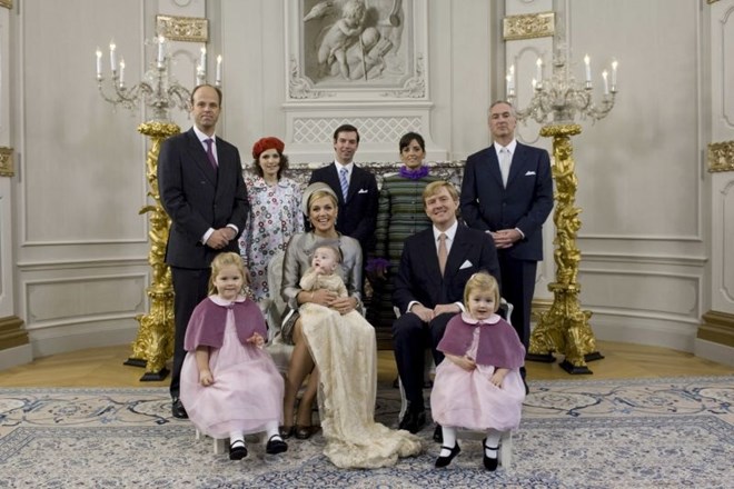 Nizozemska kraljev družina, v ozadju druga z leve tudi Maximina sestra Ines