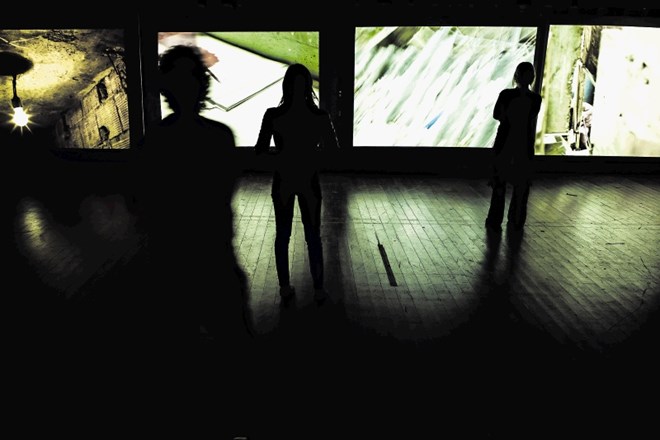 Interaktivna intermedijska instalacija Premikajoči se gozd brazilske režiserke Christiane Jatahy je sicer kompozicijsko...