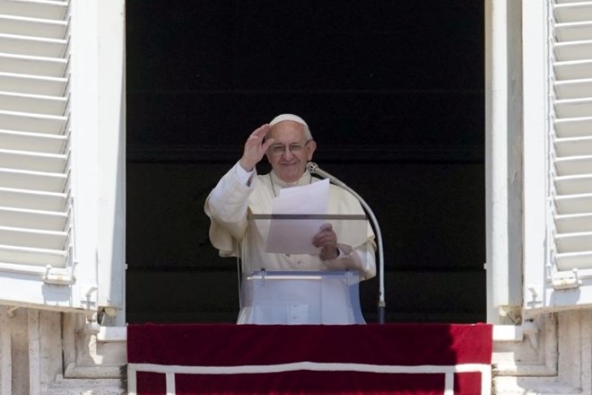 Papež moli za uspešen vrh Trumpa in Kima