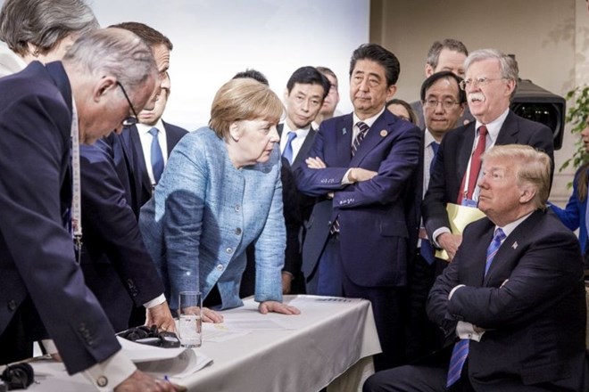 To je postala verjetno najznamenitejša fotografija letošnjega vrha G7. Naprej nagnjena nemška kanclerka Merklova, francoski...