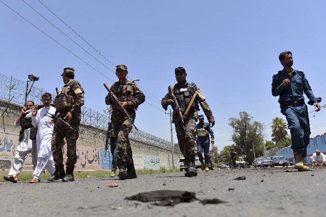 Varnostne službe so takoj prišle na kraj napada, ki se je zgodil pred ministrstvom za izobraževanje v mestu Džalalabad