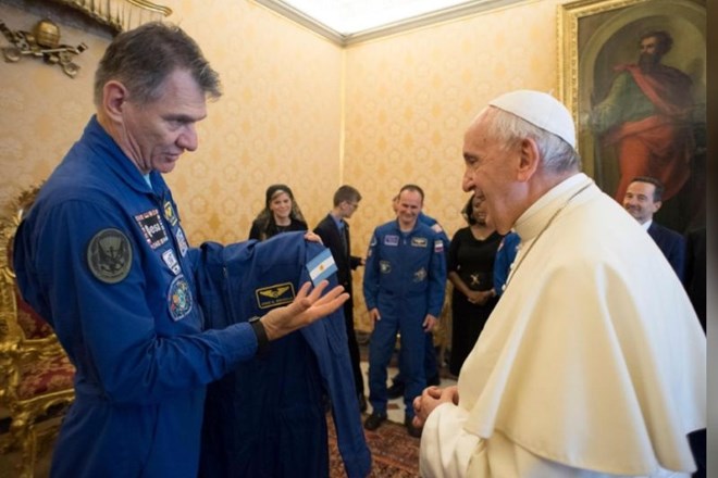 Papež Frančišek prejema darilo iz rok italijanskega astronavata Paola Nespolija