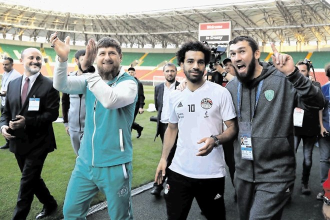 Čečenski diktator Ramzan Kadirov je izkoristil priložnost za fotografiranje z Mohamedom Salahom.
