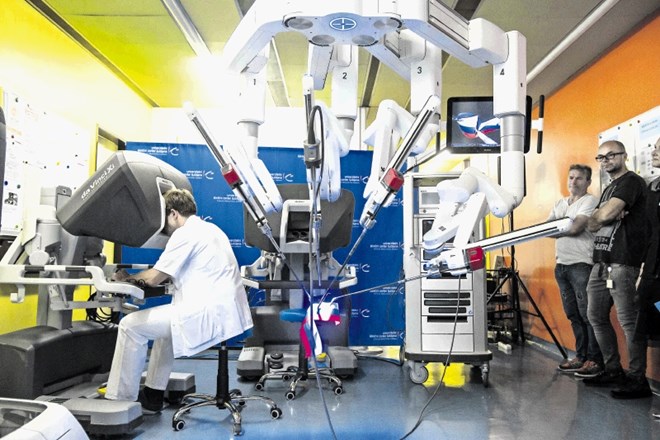 Robotski sistem bodo poslej pri kirurgiji raka prostate uporabljali tudi urologi v UKC Ljubljana.