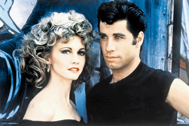 Olivia Newton John in John Travolta v filmu ne samo pojeta in plešeta, ampak tudi predstavljata boj med tradicionalnimi...