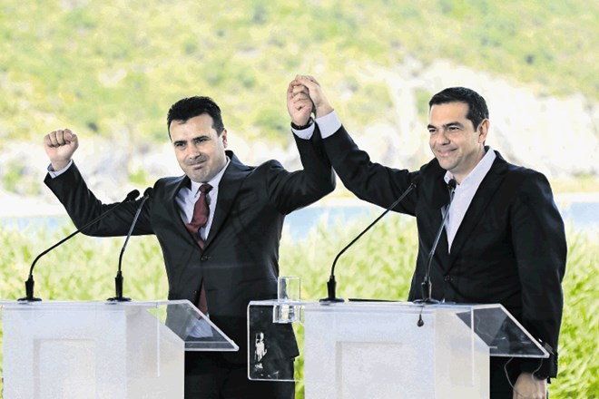Predsednika vlad Grčije in Makedonije  Aleksis Cipras (desno)  in  Zoran Zaev sta s sklenjenima rokama pozdravila sporazum o...