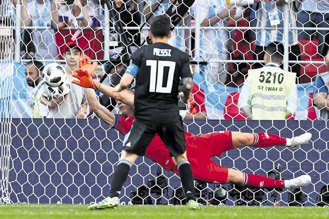 Argentinski zvezdnik Lionel Messi je proti Islandiji nadaljeval z zapravljanjem enajstmetrovk.