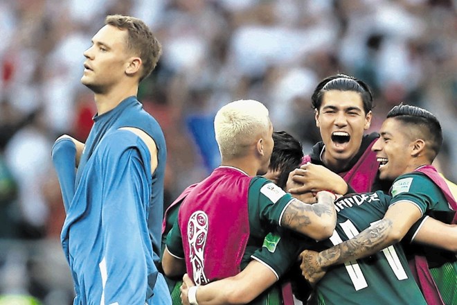 Medtem ko je nemški vratar Manuel Neuer (levo) poklapan zapuščal zelenico, so si mehiški nogometaši po presenetljivi zmagi...