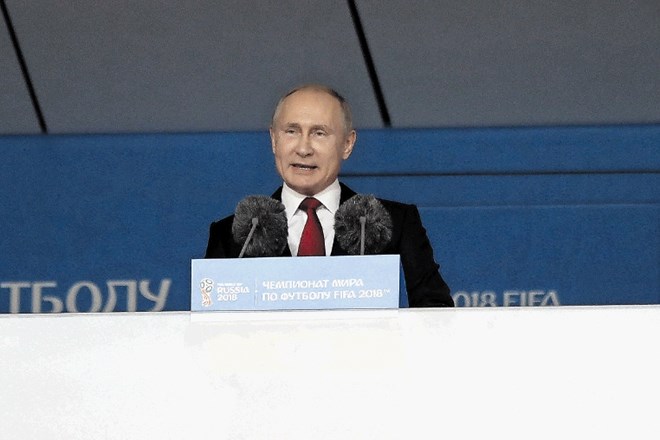 Nasmeh ruskega predsednika Vladimirja Putina med otvoritvenim govorom.