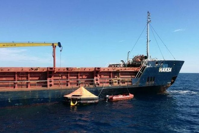 Na Hrvaškem ustavili reševanje turške tovorne ladje, vanjo znova vdira voda