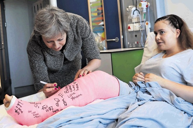 Britanska premierka Theresa May se je v skrbi za državno zdravstvo med obiskom bolnišnice Royal Free v Londonu podpisala na...