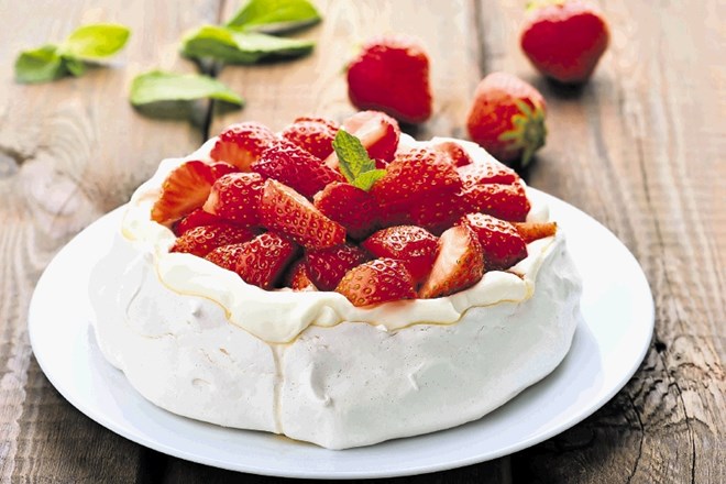The classic filling is strawberries, but you can also use cherries or any (mixed) berries.
