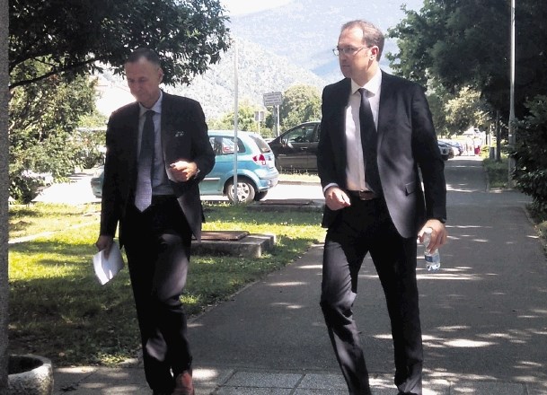 Pulmolog Damjan Birtič (desno) zanika, da bi pri zdravljenju pacienta Steva Petrovića ravnal malomarno.