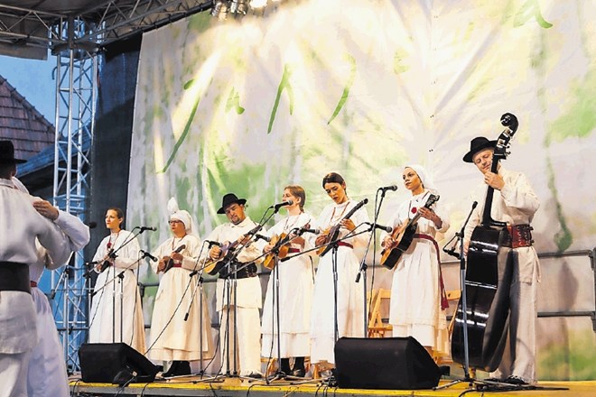 Do nedelje bo v Črnomlju na 55. Jurjevanju nastopilo 18 folklornih skupin, poleg slovenskih tudi iz Hrvaške, Srbije, Indije...