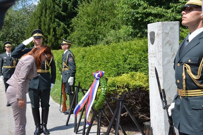 Ministrica za obrambo Andreja Katič na sobotni slovesnosti v spomin na pilota Tonija Mrlaka