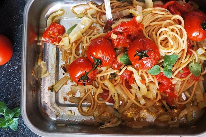 Polnozrnati špageti s pečenimi paradižniki in koromačem