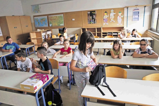 V nekaterih osnovnih šolah v Sloveniji so glede uporabe mobilnih telefonov striktni.  Otroci jih na primer lahko prinesejo v...