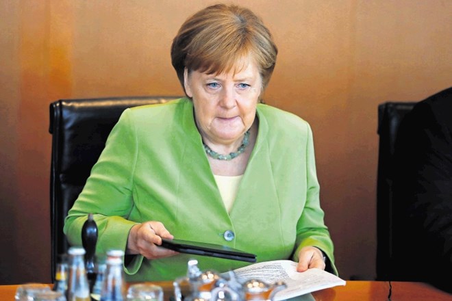 Angeli Merkel se maje stolček zaradi sporov v lastni vladi, ki so posledica različnih pogledov na migracije in begunce.
