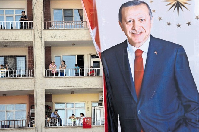 Čeprav ima Erdogan skoraj vse medije pod nadzorom in dobro plačan ter naoljen volilni stroj, ni zagotovila, da bo zmagal že v...