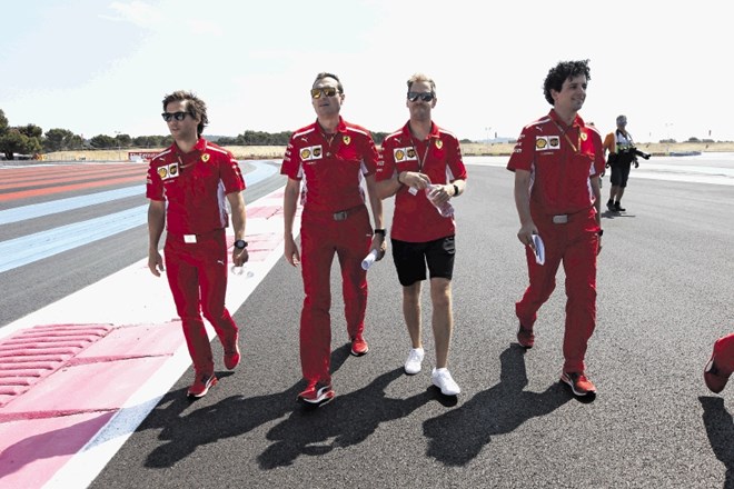 Ferrarijeva ekipa se je sprehodila po dirkališču Paula Ricarda.