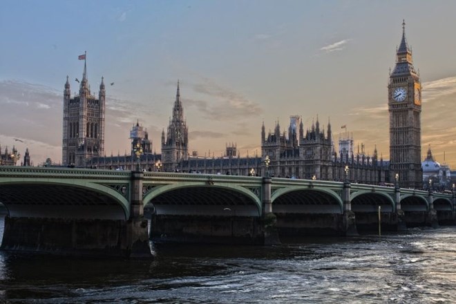 Iz britanskega proračuna 2,4 milijona za molk iz parlamenta odhajajočim uradnikom