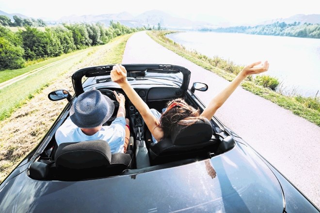 Pri vožnji s kabrioletom v poletnih mesecih ne pozabite na pokrivalo, torej kapo ali klobuk, in sončno kremo.