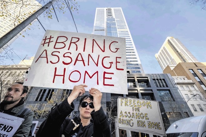 »Pripeljite Assangea domov,« so zahtevali protestniki v  avstralskem Melbournu.