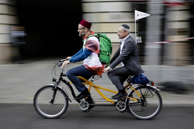 Imami in rabini v Berlinu na tandemska kolesa v boj protin rasizmu