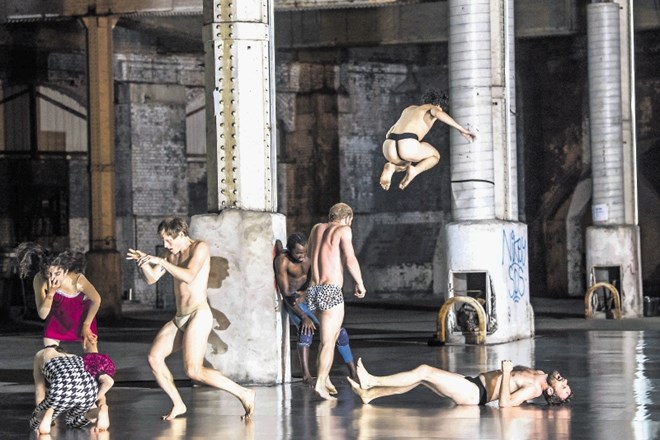 Prizor iz predstave 10.000 gest francoskega koreografa Borisa Charmatza