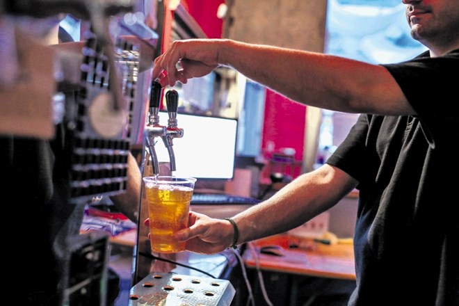 Število pivovarn v Sloveniji narašča, kultura pitja piva pa se spreminja.