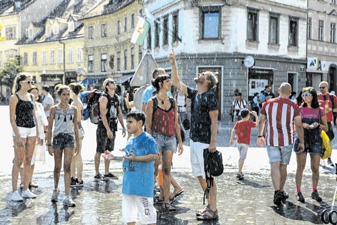 Območje z lastnim vremenom na Prešernovem trgu ponuja mimoidočim dobrodošlo osvežitev v poletni vročini.