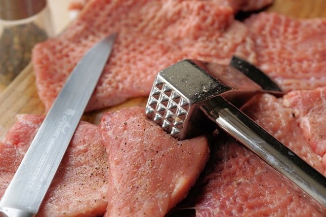 Veganski aktivisti v Franciji napadajo mesnice, te si želijo državne zaščite. Fotografija je simbolična.