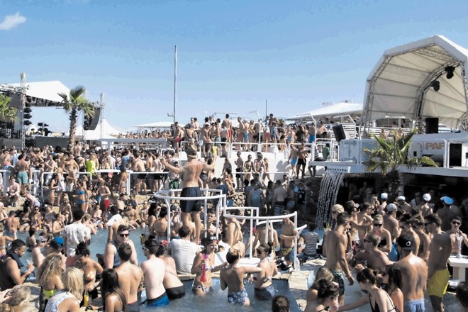 Plaža Zrće je že leta ena izmed najbolj priljubljenih v Evropi med mladimi, ki se ob elektronski glasbi zabavajo v številnih...