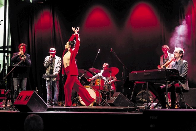 Združeni zasedbi MTF in Sub-lime sta vešče prepletali jazz, hiphop z emsijem Muratom in flamenko v režiji plesalke Urške...