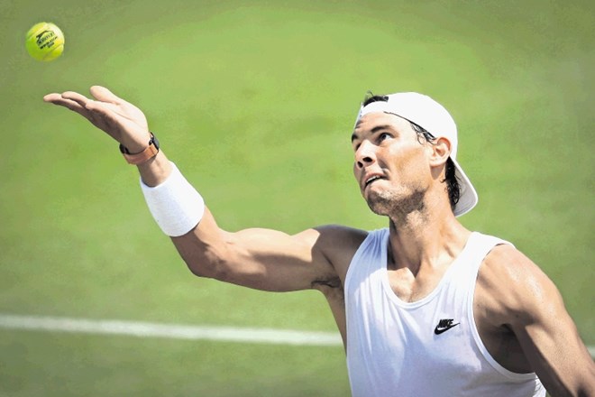 Rafael Nadal si nabira travnato kilometrino na treningih, saj pred Wimbledonom ni igral na nobenem turnirju na najhitrejši...