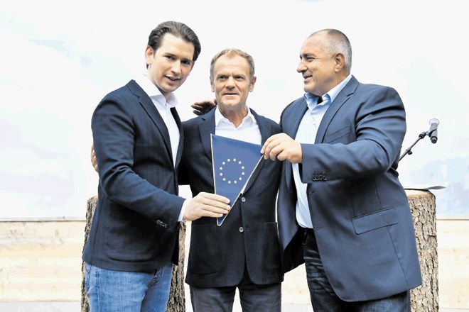 Avstrijski premier Kurz (levo) je od bolgarskega kolega Borisova simbolično prevzel vodenje EU. Med njima je predsednik...