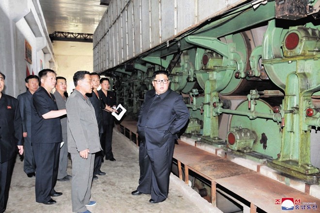 Kim Jong Un med obiskom kemične tovarne v Sinuiju