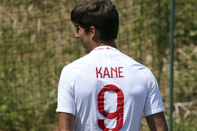 Aljaž Bedene je včeraj v Wimbledonu treniral oblečen v dres Harryja Kana.