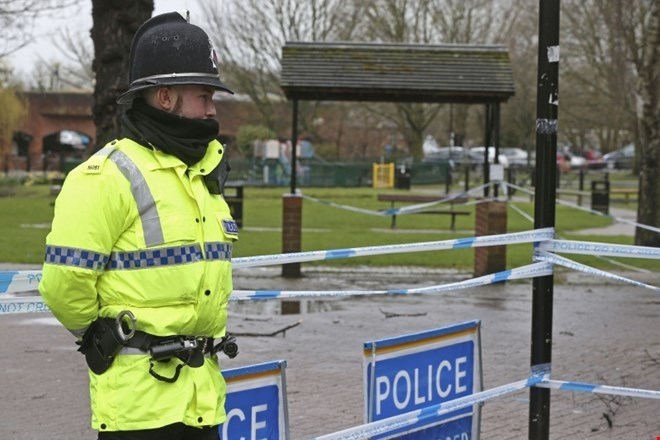 Policija je zaprla park v Salisburyju, potem ko so v bližnjem mestu   našli dve osebi v kritičnem stanju, pri katerih sumijo...