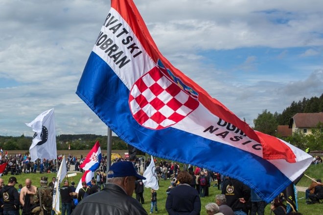 Fotografija s spominske slovesnosti ob obletnici poboja hrvaških ustašev na avstrijskem Koroškem