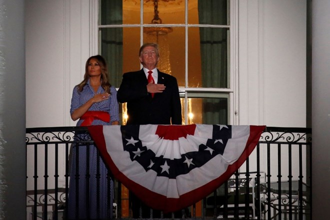 Melania in Donald Trump ob himni in ognjemetu za ameriški dan neodvisnosti.